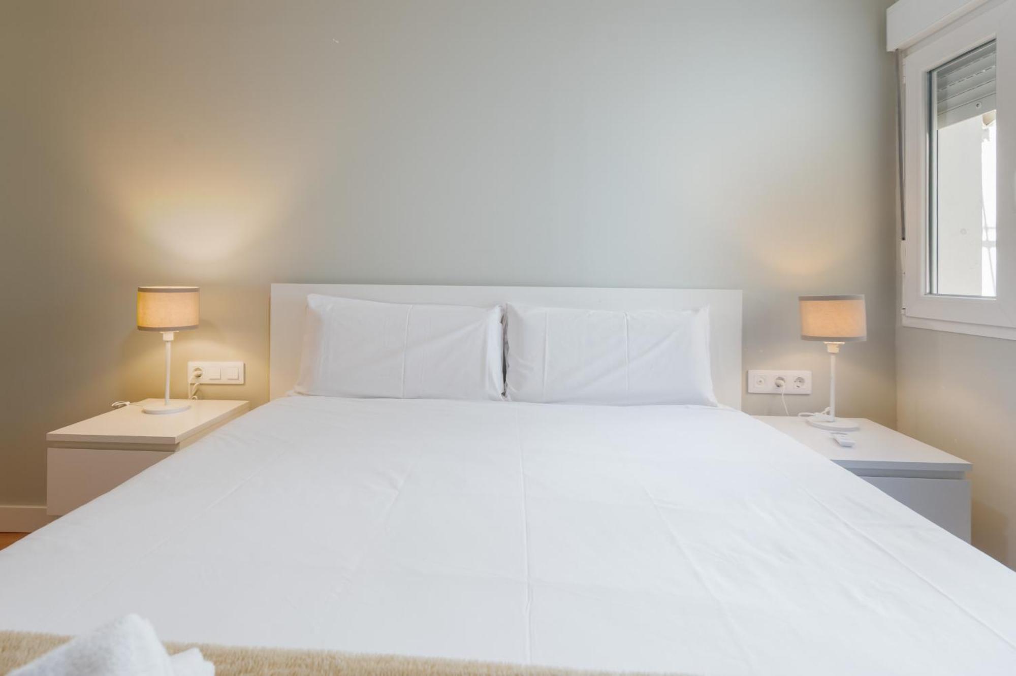 With Views -santa Isabel Square- 2bd1bth Apartamento Sevilla